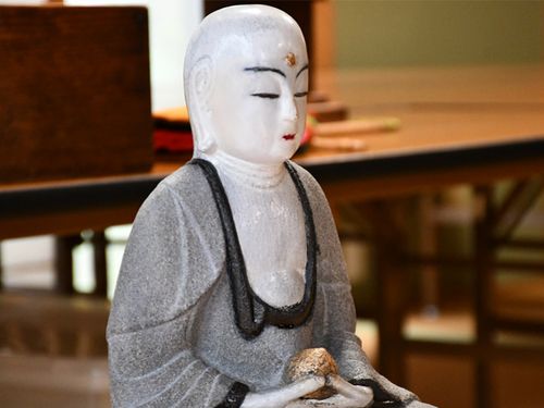 美しくお化粧されたお地蔵さん
