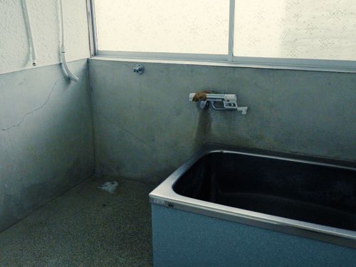 お風呂。給湯器がないので契約内容によって家主側で設置の予定。