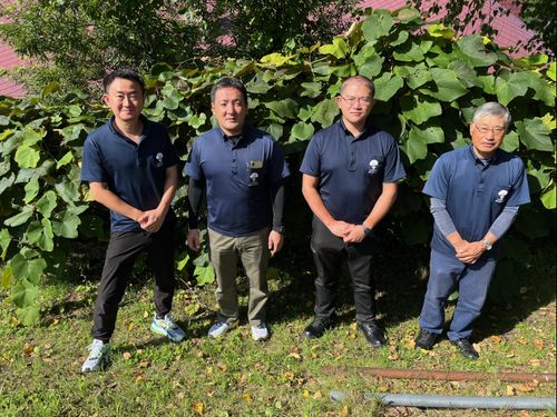 地域おこし協力隊と連携して活動する岩手くずまきワインの皆さん。