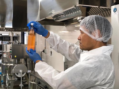 地場産品ブランド化事業で試作を行う様子