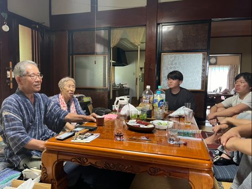 集落の住民と交流