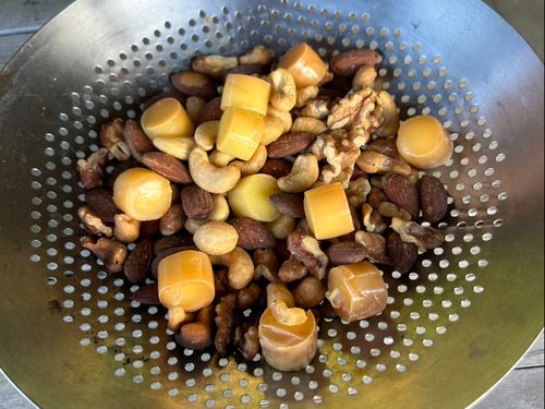 クロモジチップを使用した燻製料理を試作中
