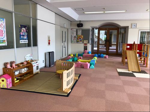 動きが活発になってきた月齢のお子さんが遊べる室内遊具も同じ空間にあります。