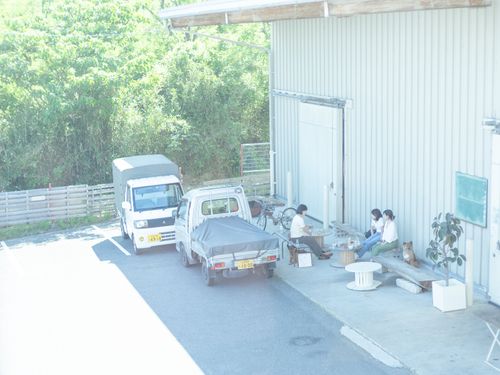 お客さんが店の前で談笑している様子
