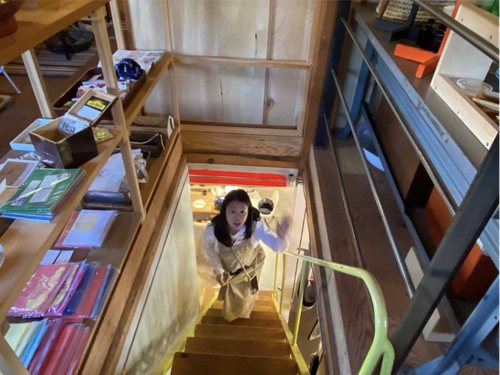 古い建物を改装したお店。実は2階にもショップスペースが。