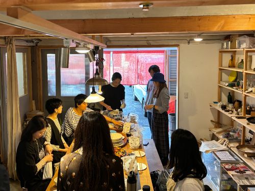 同じくまち歩きイベントで、ショップ内でごはんを食べたときの様子。