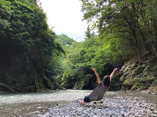 川辺にアウトドア椅子を置いて寛ぐ「チェアリング」