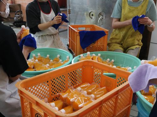 加工場にてタンカンをジュースに加工する様子