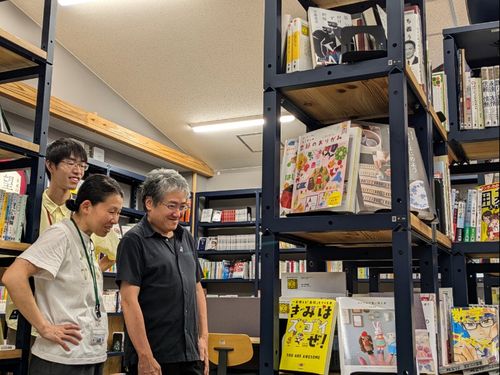 「図書館と地域をむすぶ協議会」太田剛氏（編集工学機動隊GEAR代表）の指導のもと「クリエイティブ司書」とともに世界唯一の本棚を編む「時おこす司書」と「飛び出す司書」