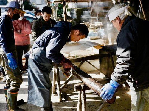 入湯手形製作（釜茹で・皮剥き）を体験する南小国町・高橋町長