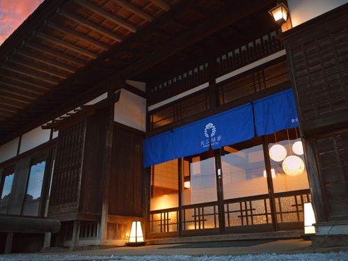 築約150年の邸宅を改装し、最大11名まで宿泊可能な一棟貸古民家宿泊施設です！
