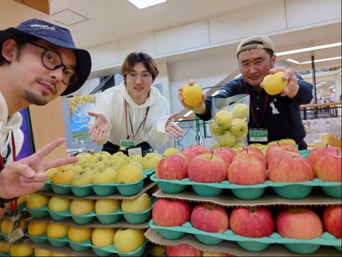 現役の藤崎町地域おこし協力隊（写真中央）が地元農家、行政と連携して首都圏にて開催した藤崎町物産イベントのひとこま