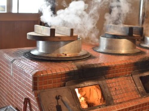 胡宮神社社務所のおくどさんで炊いたご飯など、よびし市も開催されます