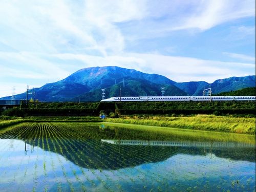 新幹線と伊吹山