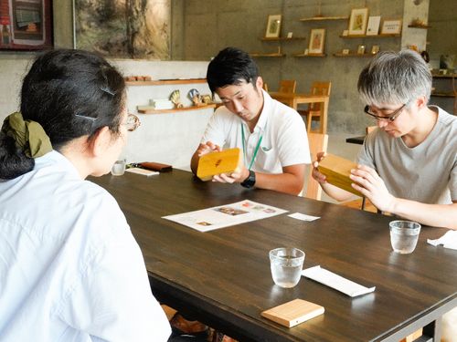 ● 景色の良いカフェでお昼ごはん。匠の聚（むら）というカフェで、ツアーに参加される人に合わせて地域おこし協力隊の先輩を招いてご飯を食べます。木工の職業訓練校に通う、個別ツアーに参加された方には地域おこし協力隊で木工をされている方に会っていただきました。実際に作っているものを見てもらったり、会話を通してしたいことができるか（＝地域資源があるかどうか）の確認もしていただくことができます。