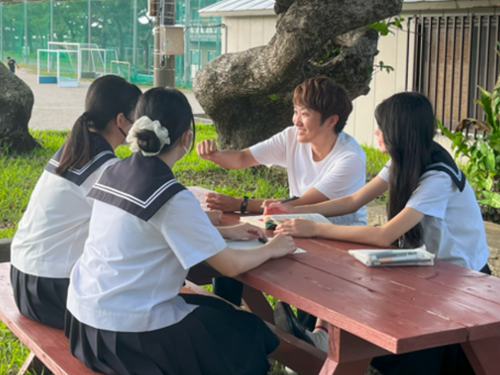 時には教室を飛び出して外での授業も！？