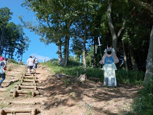 山頂までの登り路。武将のパネルがそこここに。