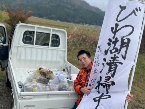 今も時々ゴミ拾いをしているそう。この時は民泊協会の皆さんと琵琶湖で。