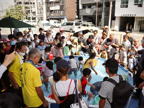 地域のこどもたちに向けて、魚のつかみどりを開催することも