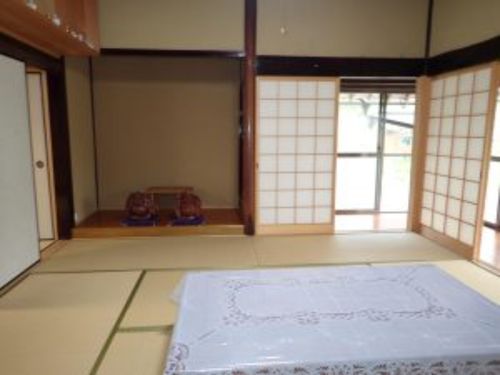 部屋数は４DKで夫婦2人なら十分。2階もあるのでお客が来ても大丈夫そう。