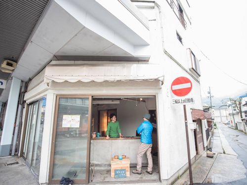 イケメン行政マンが開放している商店街の店舗付住宅。大町市街地は日本海〜松本を繋ぐ街道の宿場町／黒部ダム建設時の景気に湧いた。600mもの商店街には空店舗が目立つ。片っ端から参入できるぞ！！