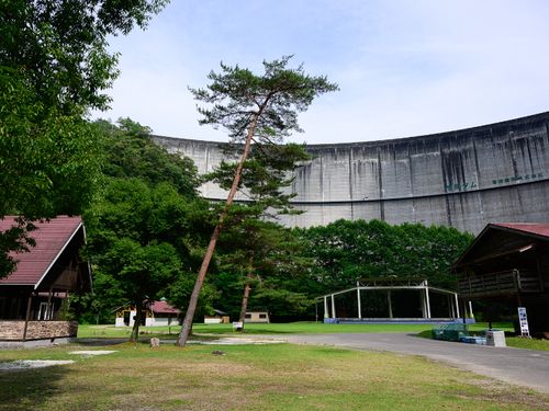 ほかにはない！ダム壁を背負ったユニークなキャンプ場