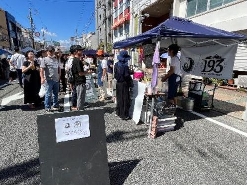 歩行者天国がでビールとおつまみが提供されました