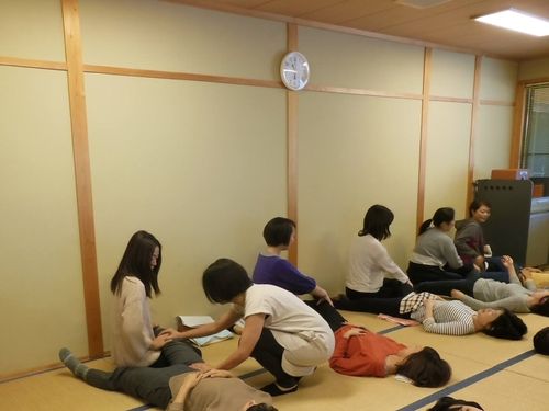 個人の生業も地域で活かそう（これは私がセルフケア講座をしている時の写真です）