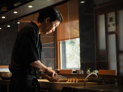 ■調理｜島素材をふんだんに、生産者さんと共に味わいを作ります
