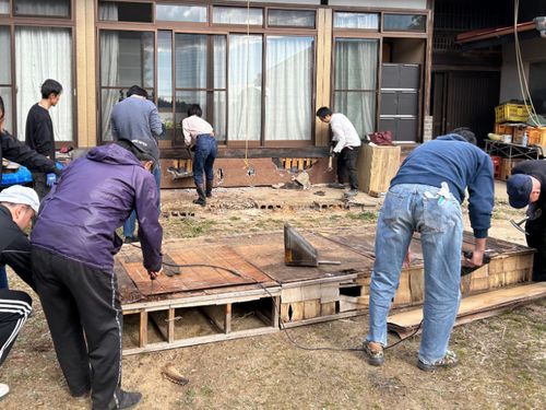 こちらは昨年の移住モニターツアーで古民家DIY作業をしている写真です！