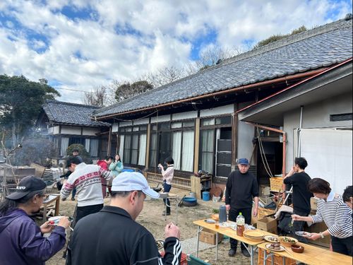 こちらは参加者の方々で一緒に昼食を食べている写真です！