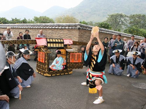据えた御駕籠の前で草履を持って舞う「草履舞」