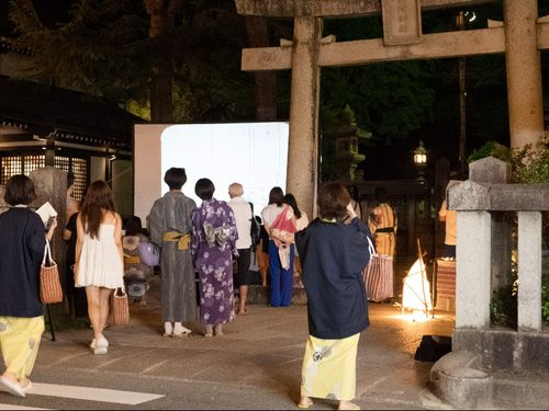 城崎でのピアノ伴奏つき野外上映会の模様