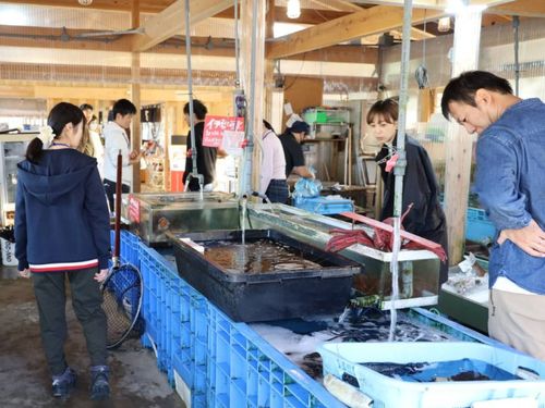 地域物産店を見学している様子