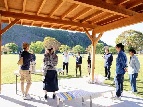 移住者と交流する。