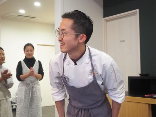 この春に移住してきたパティシエ。町の食材でお菓子をつくっています