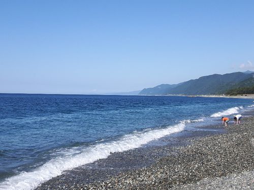 ヒスイ海岸でヒスイ探しや釣りを楽しむ。自然がいっぱい！