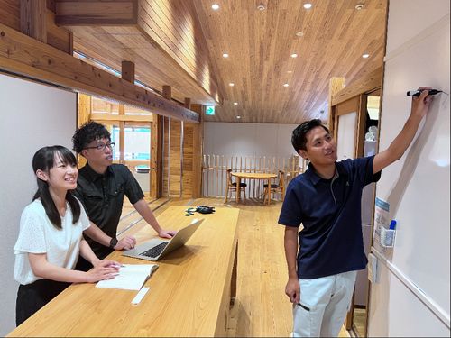 若手職員が数々の部署で生き生きと活躍中！