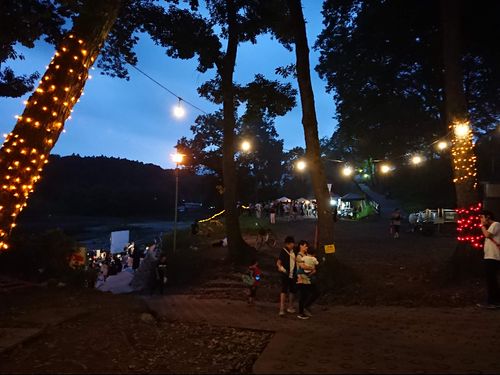 夏の夜、河原で実施したマルシェ＆映画