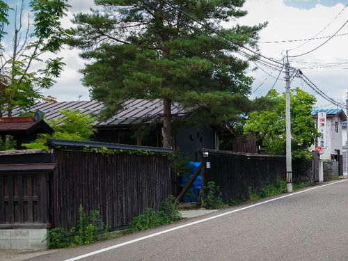 名士の旧家が残る岩崎の町並み