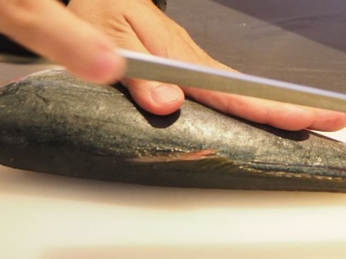 小豆島で獲れたツバスを捌く