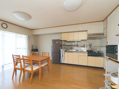 2LDKの室内には、生活に必要な家具が一通り揃っています。