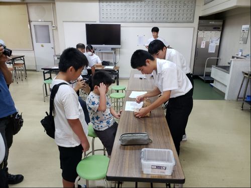 第1弾企画でプログラムしたゲームの説明をする生徒の様子