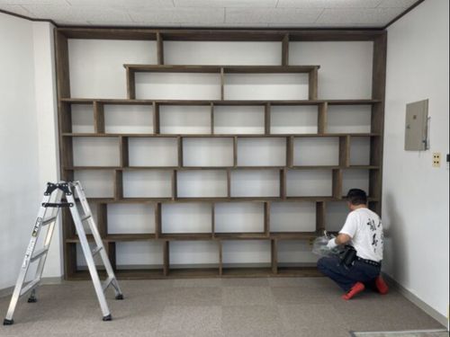 塾からの依頼で壁面いっぱいの本棚を作成！