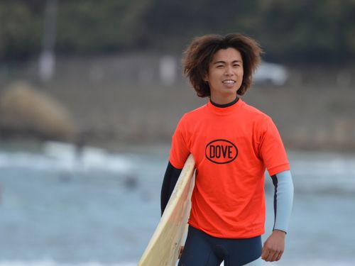 大好きなサーフィンを楽しむ姿