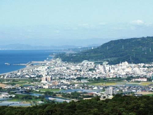 県庁所在地まで１時間圏内の、利便性のいい町もあります