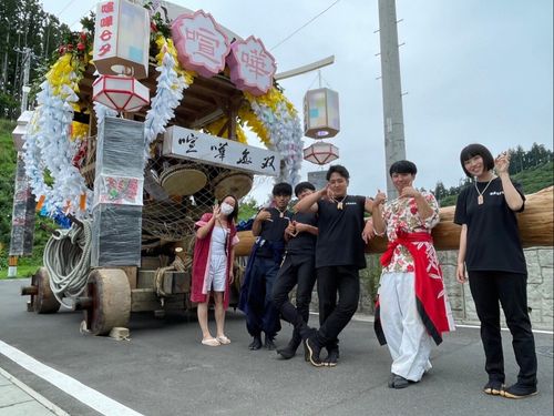 数百年以上続く伝統的なお祭りに参加することも。