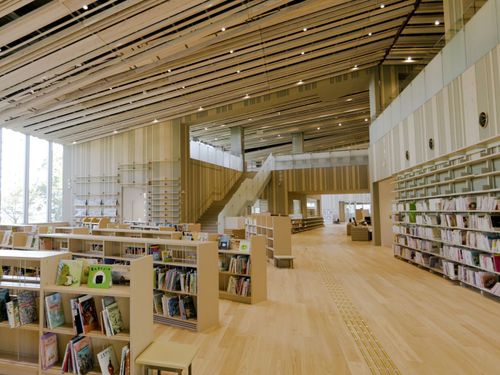 木の香に包まれた心地よい図書館