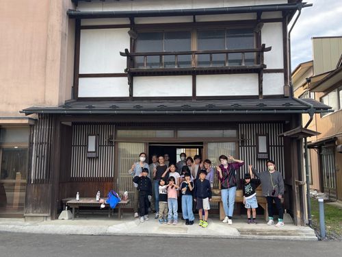 平泉町の子供達とお店の床を色塗りWS