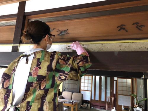明るい雰囲気になるように砂壁をはがし漆喰壁に。